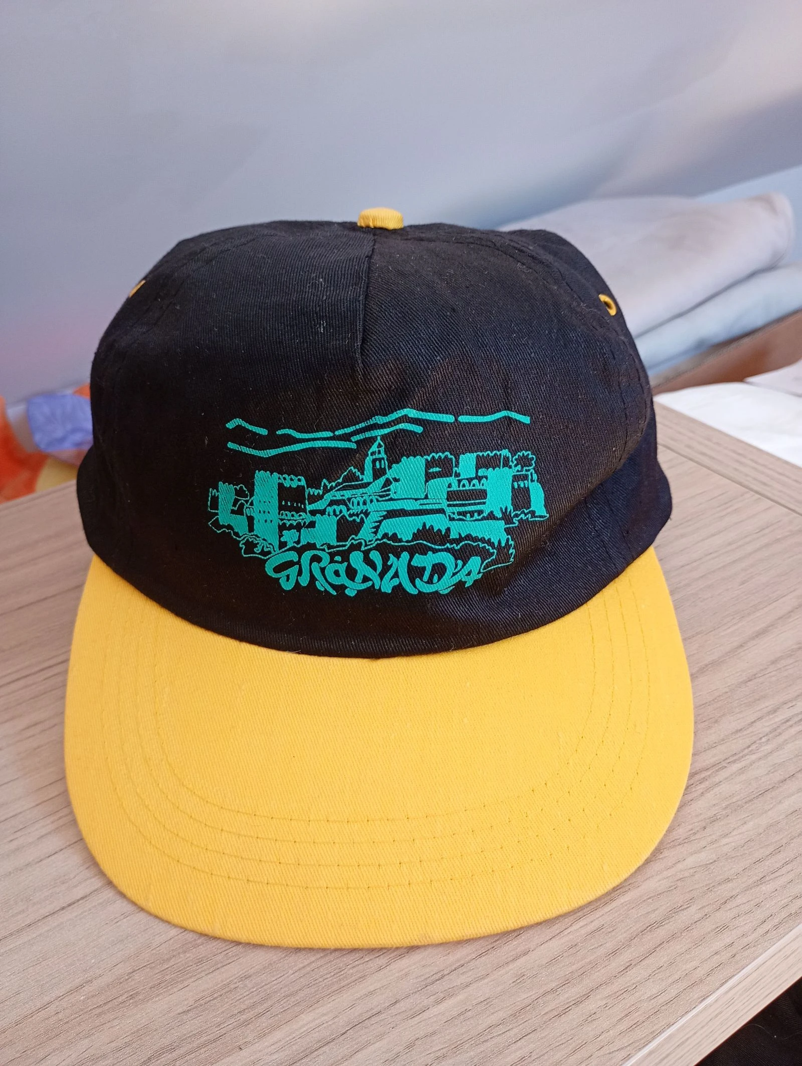 Vintage 90s snapback cap black and yellow – photo 4
